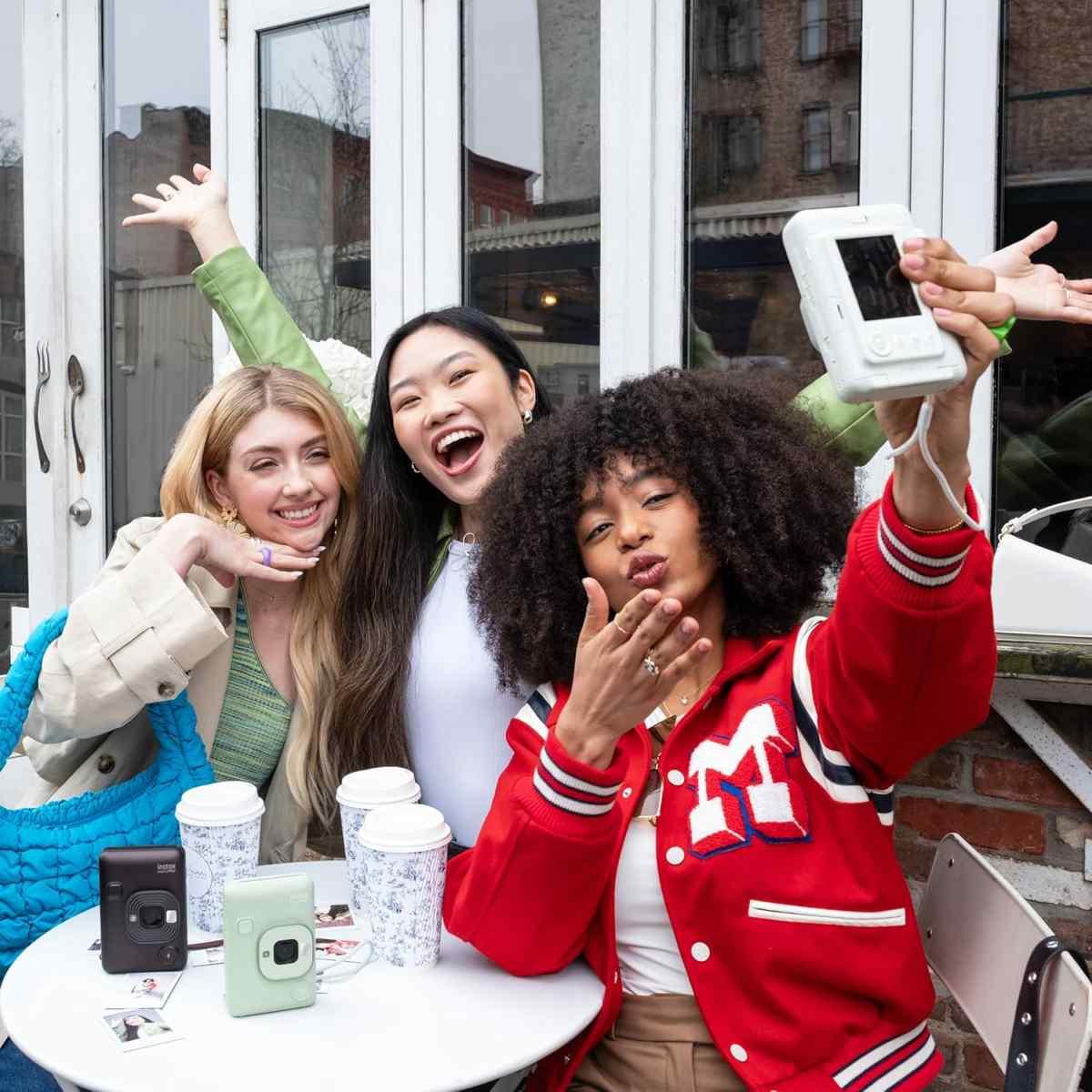 Fujifilm Instax Mini LiPlay Plus WhiteFotocamera Istantanea - Garanzia Fujifilm Italia 2 anni